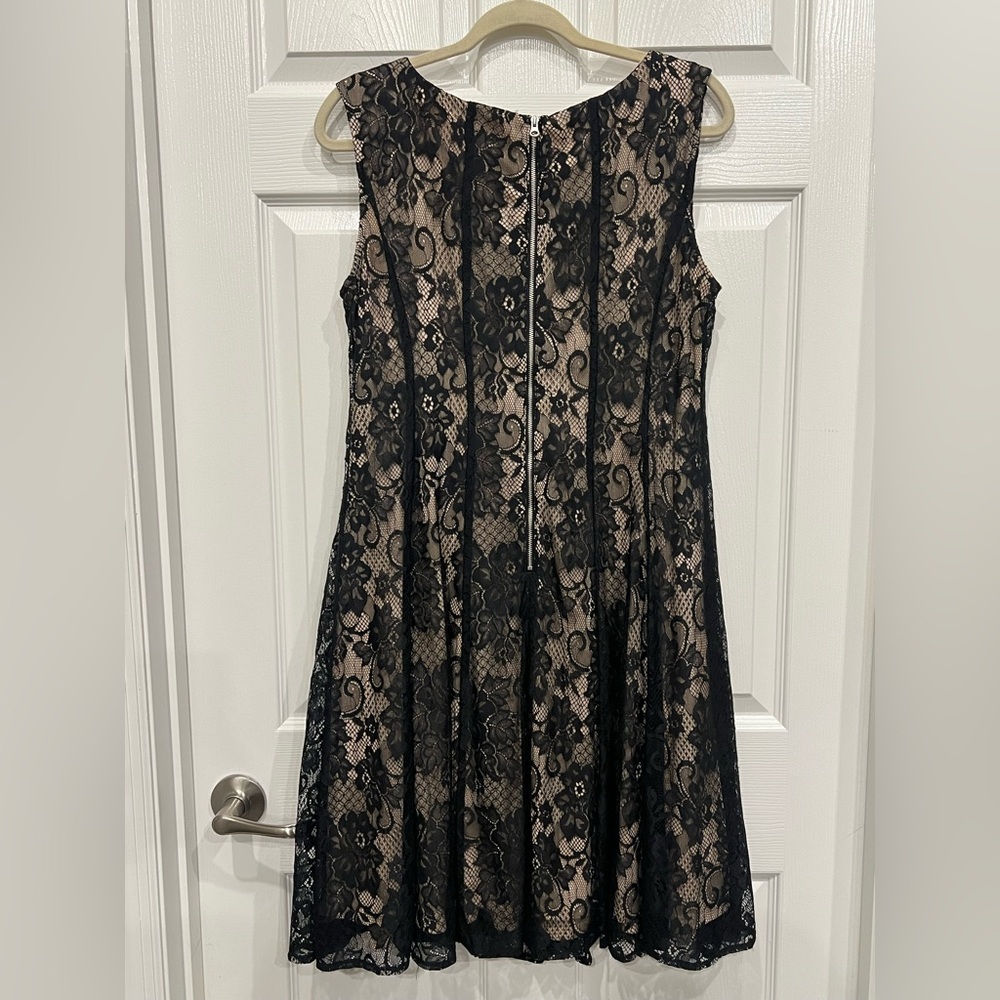Sophisticated Black and Tan Sleeveless A-line Midi Dress - Picture 2 of 3